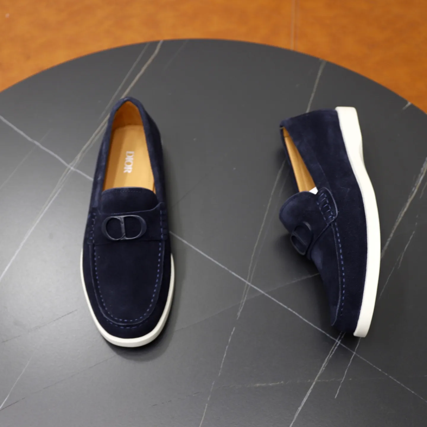 Ex-factory price: 560🙅‍♂️🙅‍♂️🙅‍♂️ Brand: Dior DIOR Standard code: Men's code 38/44 (45 can be customized) Grade: Same as the official website Material: Original cowhide stitching, cowhide lining, original TPU wear-resistant soft outsole Style categories: Leisure and sports version, footwear for driving, young fashion, European and American trends, British style Color: actual picture color